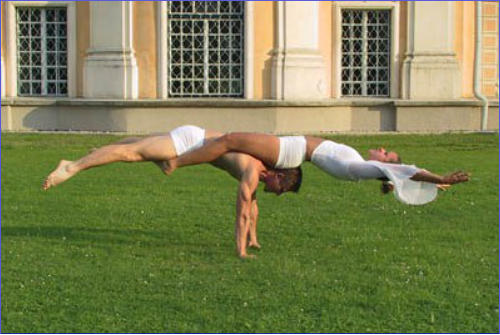 Bilder zu zweit akrobatik Acro Yoga: